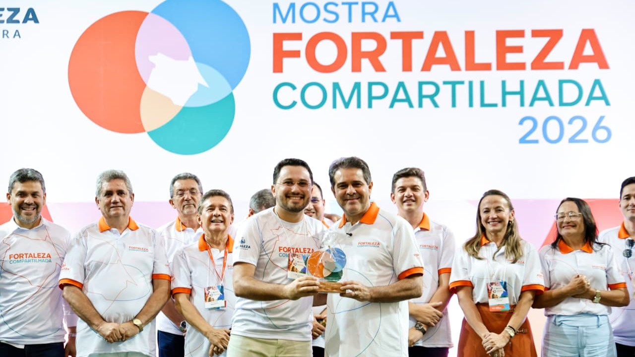grupo de pessoas posa para a foto